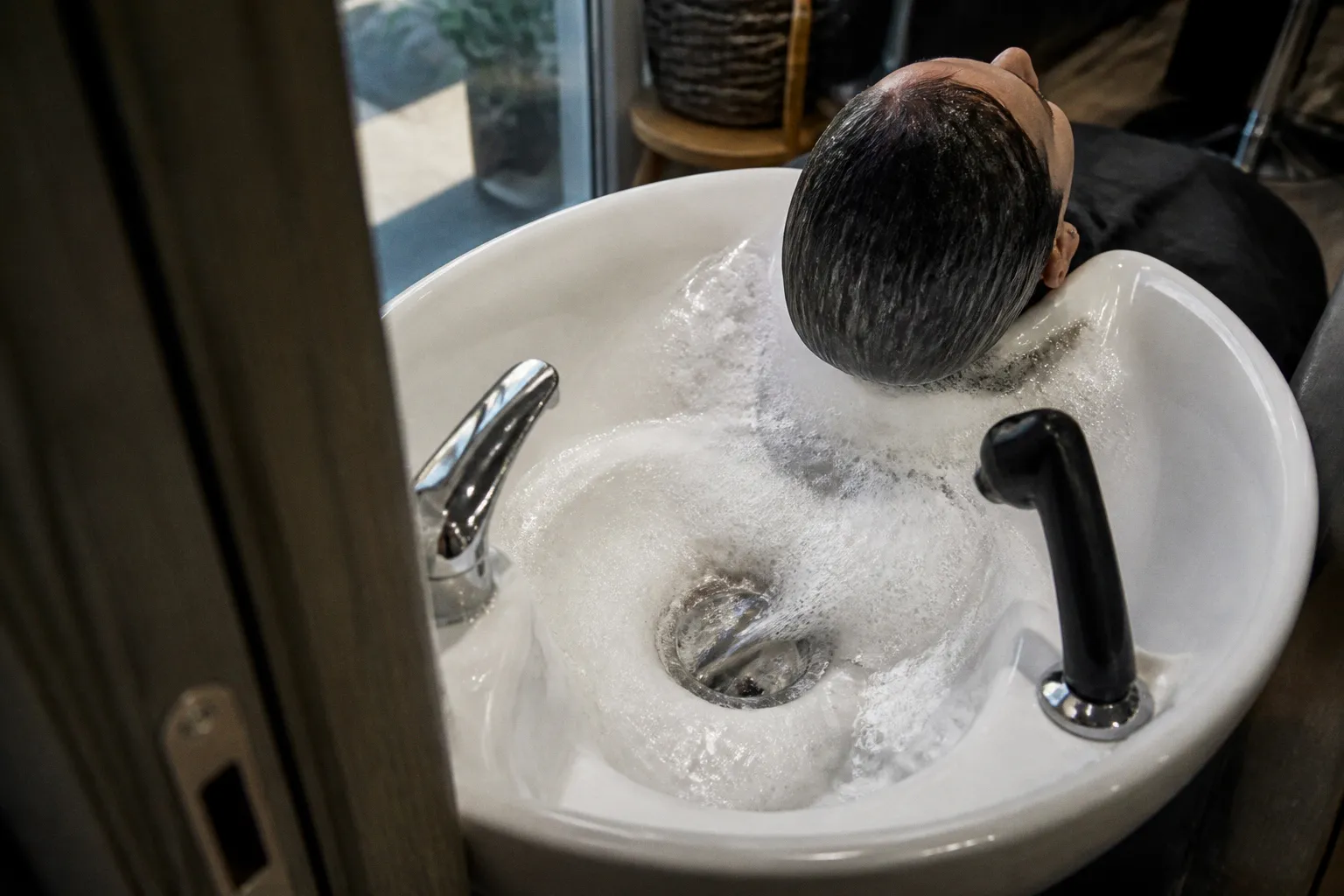 Capelli puliti o sporchi dal parrucchiere: la verità
