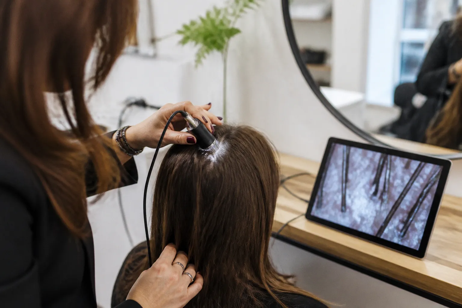 Consulenza tricologica in salone: come avviene l'analisi profonda
